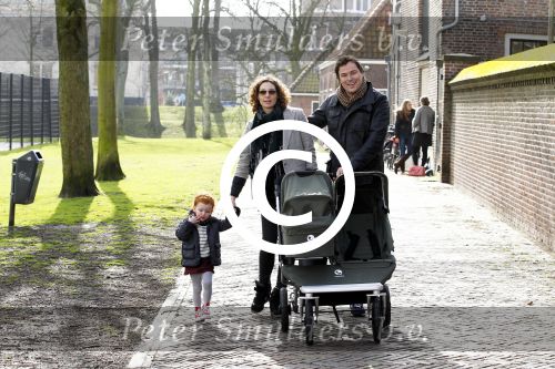 Haarlem 8 maart 2012
Caspar Burgi met zijn zoon Roque vrouw Barbara en dochter Eden in Haarlem.
Peter Smulders