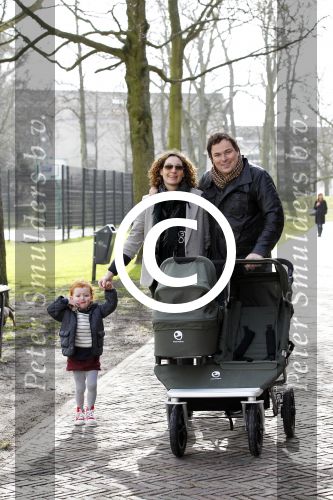 Haarlem 8 maart 2012
Caspar Burgi met zijn zoon Roque vrouw Barbara en dochter Eden in Haarlem.
Peter Smulders