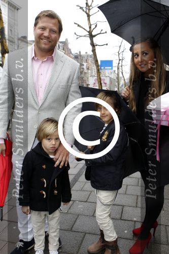 Amsterdam 18 maart 2012
Babyshower Nicolette v Dam en Bas Smit bij Artis. Dennis v d Geest met vrouw en kinderen
Peter Smulders bv