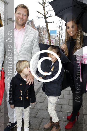 Amsterdam 18 maart 2012
Babyshower Nicolette v Dam en Bas Smit bij Artis. Dennis v d Geest met vrouw en kinderen
Peter Smulders bv