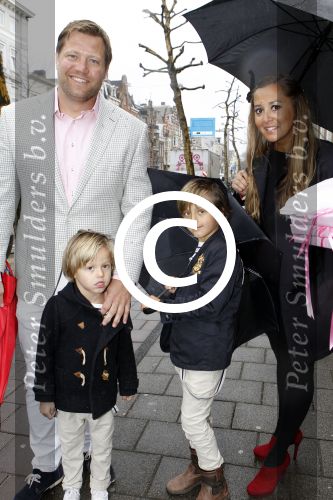 Amsterdam 18 maart 2012
Babyshower Nicolette v Dam en Bas Smit bij Artis. Dennis v d Geest met vrouw en kinderen
Peter Smulders bv
