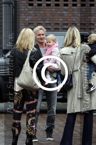 Amsterdam 18 maart 2012
Babyshower Nicolette v Dam en Bas Smit bij Artis. Erland Galjaard met Lizzy
Peter Smulders bv
