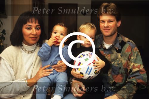 Veldhoven, 9 Maart 1992
Erwin Koeman samen met zijn vrouw Emmy Koeman, Len Koeman en Wendy Koeman
Foto Peter Smulders BV