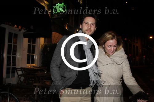 Amsterdam 5 februari 2012
Fabienne de Vries en haar nieuwe vriend betrapt terwijl ze uit restaurant Lion Noir komen.
Peter Smulders bv