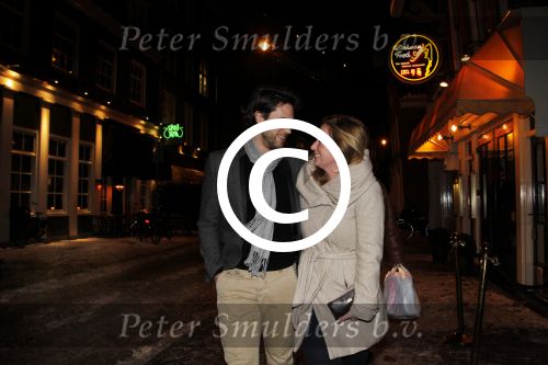 Amsterdam 5 februari 2012
Fabienne de Vries en haar nieuwe vriend betrapt terwijl ze uit restaurant Lion Noir komen.
Peter Smulders bv
