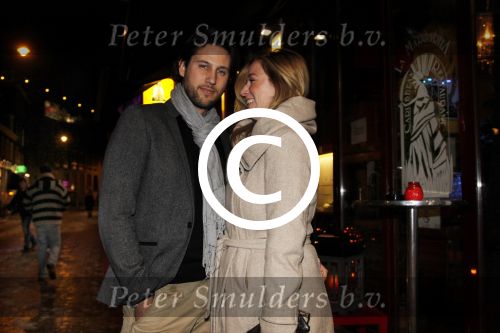 Amsterdam 5 februari 2012
Fabienne de Vries en haar nieuwe vriend betrapt terwijl ze uit restaurant Lion Noir komen.
Peter Smulders bv