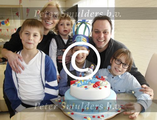 Fijnaart, 6 Maart 2012
Frans(je) Bauer wordt 7 jaar
Frans Bauer, Mariska Bauer en hun vier kinderen
Foto Peter Smulders BV