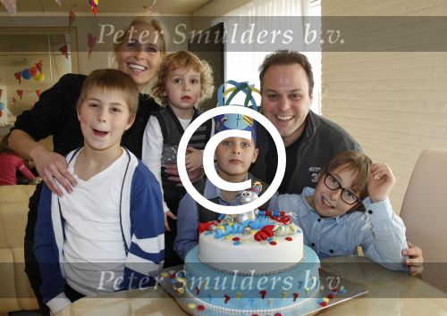 Fijnaart, 6 Maart 2012
Frans(je) Bauer wordt 7 jaar
Frans Bauer, Mariska Bauer en hun vier kinderen
Foto Peter Smulders BV