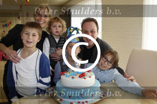 Fijnaart, 6 Maart 2012
Frans(je) Bauer wordt 7 jaar
Frans Bauer, Mariska Bauer en hun vier kinderen
Foto Peter Smulders BV