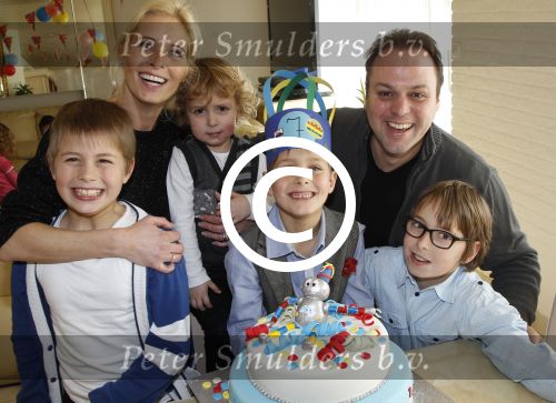 Fijnaart, 6 Maart 2012
Frans(je) Bauer wordt 7 jaar
Frans Bauer, Mariska Bauer en hun vier kinderen
Foto Peter Smulders BV