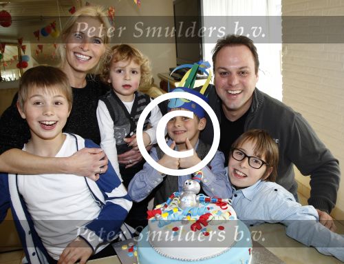 Fijnaart, 6 Maart 2012
Frans(je) Bauer wordt 7 jaar
Frans Bauer, Mariska Bauer en hun vier kinderen
Foto Peter Smulders BV
