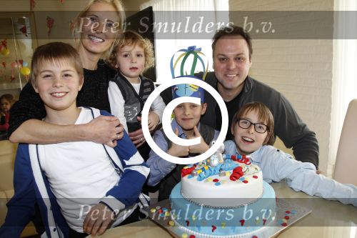 Fijnaart, 6 Maart 2012
Frans(je) Bauer wordt 7 jaar
Frans Bauer, Mariska Bauer en hun vier kinderen
Foto Peter Smulders BV