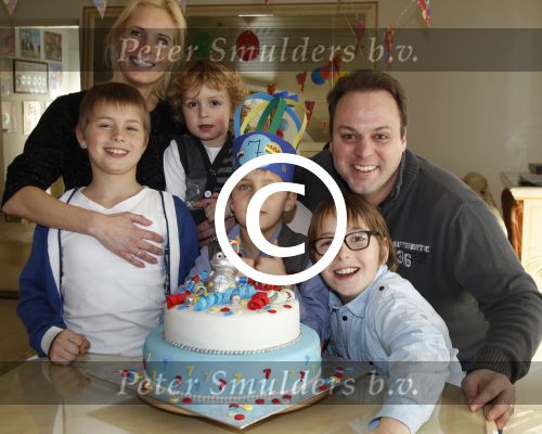 Fijnaart, 6 Maart 2012
Frans(je) Bauer wordt 7 jaar
Frans Bauer, Mariska Bauer en hun vier kinderen
Foto Peter Smulders BV