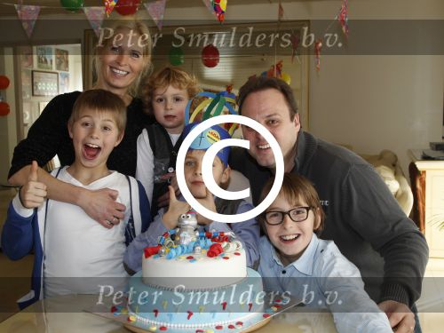 Fijnaart, 6 Maart 2012
Frans(je) Bauer wordt 7 jaar
Frans Bauer, Mariska Bauer en hun vier kinderen
Foto Peter Smulders BV