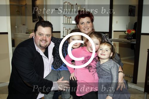 Tiel 12 februari 2012
Marloes Duijts de vrouw van Frans Duijts opent haar kapsalon .
Peter Smulders bv