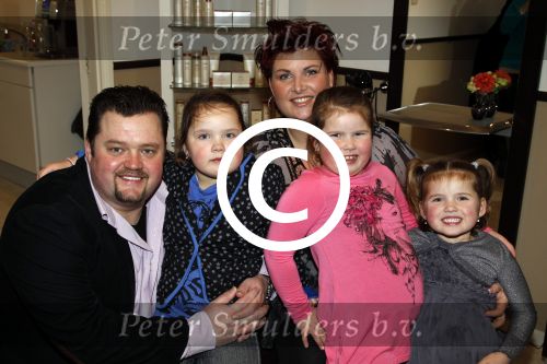 Tiel 12 februari 2012
Marloes Duijts de vrouw van Frans Duijts opent haar kapsalon .
Peter Smulders bv