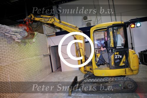De Meern, 2 Maart 2012
Frans Duijts presentatie van zijn nieuwe CD, Alles moet je delen
Frans op een graafmachine
Foto Peter Smulders BV