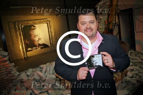 De Meern, 2 Maart 2012
Frans Duijts presentatie van zijn nieuwe CD, Alles moet je delen
Frans met zijn nieuwe CD
Foto Peter Smulders BV