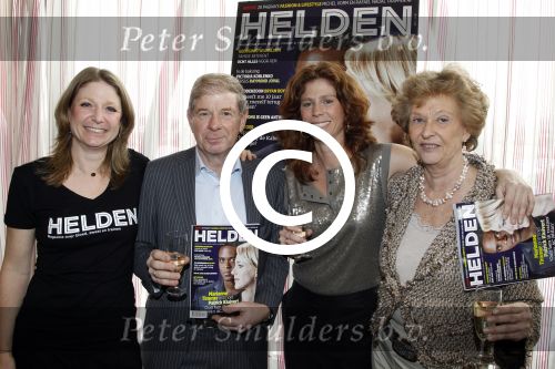 Ridderkerk 22 februari 2012
Presentatie Helden met op de cover Patrick Kluivert en Marianne Timmer. Het blad wordt gemaakt door Frits en barbara Barend. Frits met vrouw en dochters
Peter Smulders bv