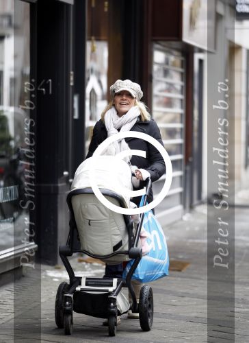 Amsterdam 8 februari 2012
Gallyon v Vessem achter de kinderwagen op de pc hooftstraat.
Peter Smulders bv