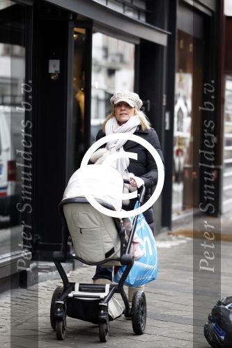 Amsterdam 8 februari 2012
Gallyon v Vessem achter de kinderwagen op de pc hooftstraat.
Peter Smulders bv