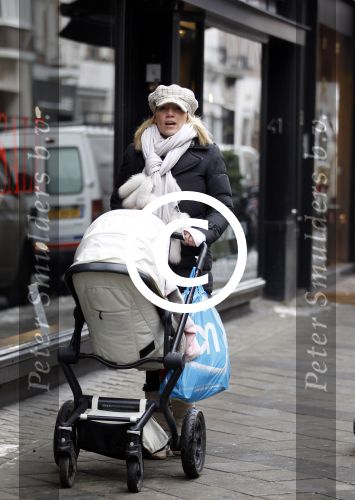Amsterdam 8 februari 2012
Gallyon v Vessem achter de kinderwagen op de pc hooftstraat.
Peter Smulders bv