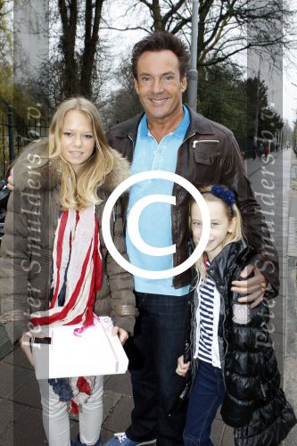 Amsterdam 18 maart 2012
Babyshower Nicolette v Dam en Bas Smit bij Artis. Gerard Joling met Jackie en Romy
Peter Smulders bv