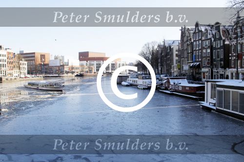 Amsterdam 4 februari 2012
Rondvaartboot op de grachten van amsterdam waar ijs ligt
Peter Smulders bv