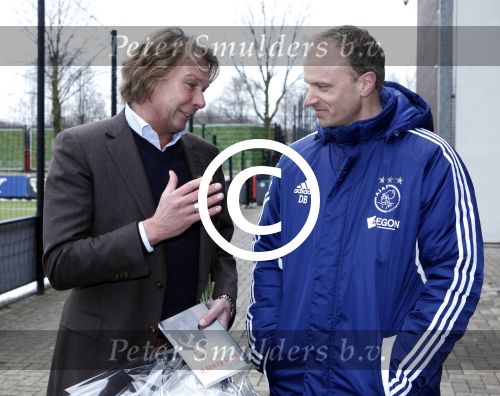 Amsterdam 14 februari 2012
Hans Kraay met zijn vrouw Sophie en schrijver Iwan Tol bij presentatie boek bij ajax op de toekomst. Hans met Dennis Bergkamp
Peter Smulders bv