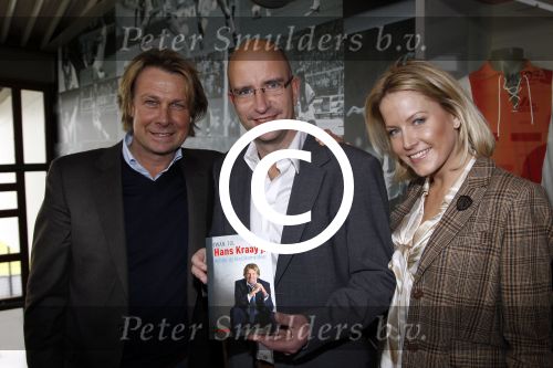 Amsterdam 14 februari 2012
Hans Kraay met zijn vrouw Sophie en schrijver Iwan Tol bij presentatie boek bij ajax op de toekomst.
Peter Smulders bv