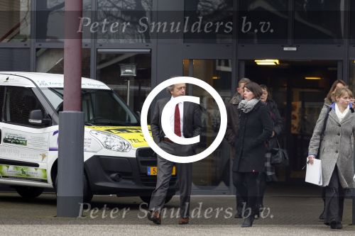 Made, 16 Februari 2012
Minister van Landbouw Henk Bleker (58 jaar) samen met zijn vriendin, Barbara Rijlaarsdam (26 jaar), journaliste bij het NRC nadat ze samen met de moeder van Barbara op bezoek zijn geweest bij de oma van Barbara.
Foto Peter Smulders BV