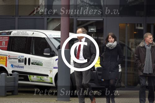 Made, 16 Februari 2012
Minister van Landbouw Henk Bleker (58 jaar) samen met zijn vriendin, Barbara Rijlaarsdam (26 jaar), journaliste bij het NRC nadat ze samen met de moeder van Barbara op bezoek zijn geweest bij de oma van Barbara.
Foto Peter Smulders BV