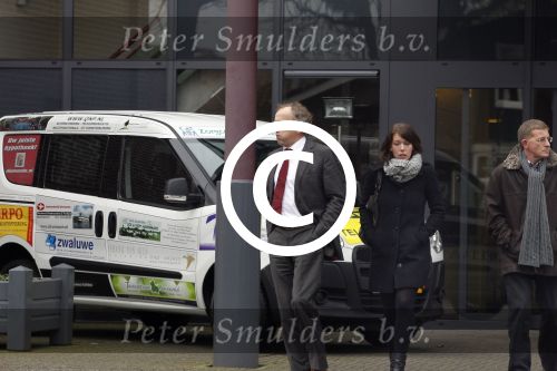 Made, 16 Februari 2012
Minister van Landbouw Henk Bleker (58 jaar) samen met zijn vriendin, Barbara Rijlaarsdam (26 jaar), journaliste bij het NRC nadat ze samen met de moeder van Barbara op bezoek zijn geweest bij de oma van Barbara.
Foto Peter Smulders BV