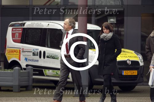 Made, 16 Februari 2012
Minister van Landbouw Henk Bleker (58 jaar) samen met zijn vriendin, Barbara Rijlaarsdam (26 jaar), journaliste bij het NRC nadat ze samen met de moeder van Barbara op bezoek zijn geweest bij de oma van Barbara.
Foto Peter Smulders BV