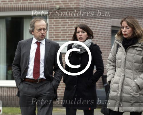 Made, 16 Februari 2012
Minister van Landbouw Henk Bleker (58 jaar) samen met zijn vriendin, Barbara Rijlaarsdam (26 jaar), journaliste bij het NRC nadat ze samen met de moeder van Barbara op bezoek zijn geweest bij de oma van Barbara.
Foto Peter Smulders BV