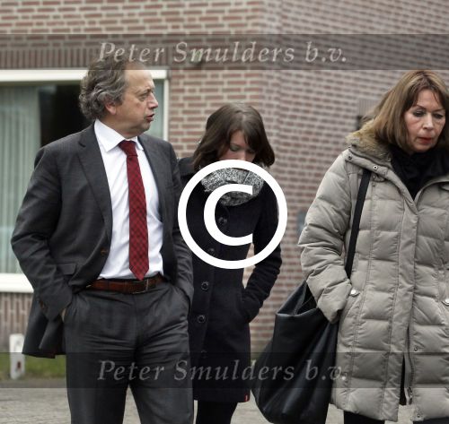Made, 16 Februari 2012
Minister van Landbouw Henk Bleker (58 jaar) samen met zijn vriendin, Barbara Rijlaarsdam (26 jaar), journaliste bij het NRC nadat ze samen met de moeder van Barbara op bezoek zijn geweest bij de oma van Barbara.
Foto Peter Smulders BV