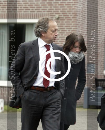 Made, 16 Februari 2012
Minister van Landbouw Henk Bleker (58 jaar) samen met zijn vriendin, Barbara Rijlaarsdam (26 jaar), journaliste bij het NRC nadat ze samen met de moeder van Barbara op bezoek zijn geweest bij de oma van Barbara.
Foto Peter Smulders BV