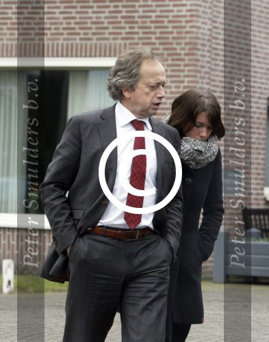 Made, 16 Februari 2012
Minister van Landbouw Henk Bleker (58 jaar) samen met zijn vriendin, Barbara Rijlaarsdam (26 jaar), journaliste bij het NRC nadat ze samen met de moeder van Barbara op bezoek zijn geweest bij de oma van Barbara.
Foto Peter Smulders BV