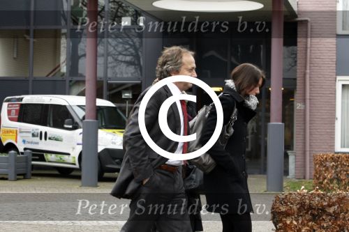 Made, 16 Februari 2012
Minister van Landbouw Henk Bleker (58 jaar) samen met zijn vriendin, Barbara Rijlaarsdam (26 jaar), journaliste bij het NRC nadat ze samen met de moeder van Barbara op bezoek zijn geweest bij de oma van Barbara.
Foto Peter Smulders BV
