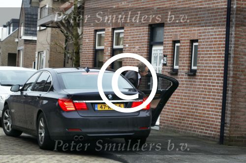 Made, 16 Februari 2012
Minister van Landbouw Henk Bleker (58 jaar) samen met zijn vriendin, Barbara Rijlaarsdam (26 jaar), journaliste bij het NRC nadat ze samen met de moeder van Barbara op bezoek zijn geweest bij de oma van Barbara.
Foto Peter Smulders BV
