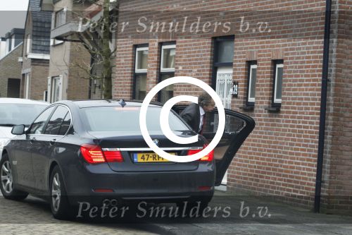 Made, 16 Februari 2012
Minister van Landbouw Henk Bleker (58 jaar) samen met zijn vriendin, Barbara Rijlaarsdam (26 jaar), journaliste bij het NRC nadat ze samen met de moeder van Barbara op bezoek zijn geweest bij de oma van Barbara.
Foto Peter Smulders BV