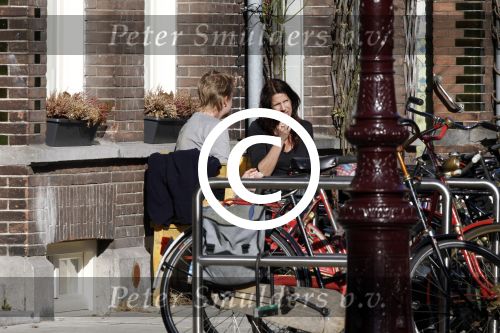 Amsterdam 11 maart 2012
Isa Hoes met dochter en een kennis op terras voor haar huis gezellig in het zonnetje.
Peter Smulders bv