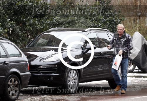 Amsterdam 8 februari 2012
Jack Spijkerman rijdt in een Porsche Cayenne Hybride. Dit is de eerste in Nederland.
Peter Smulders bv