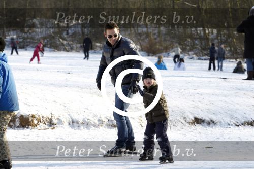 Blaricum 10 februari 2012
Jeroen v d Boom en zijn zoon Luuk aan het schaatsen bij rest Rust Wat.
Peter Smulders bv