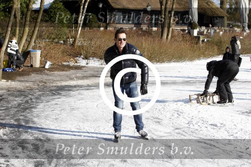 Blaricum 10 februari 2012
Jeroen v d Boom en zijn zoon Luuk aan het schaatsen bij rest Rust Wat.
Peter Smulders bv