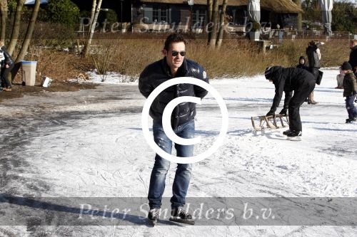 Blaricum 10 februari 2012
Jeroen v d Boom en zijn zoon Luuk aan het schaatsen bij rest Rust Wat.
Peter Smulders bv