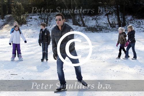 Blaricum 10 februari 2012
Jeroen v d Boom en zijn zoon Luuk aan het schaatsen bij rest Rust Wat.
Peter Smulders bv