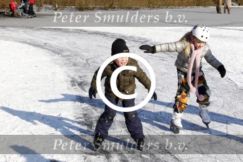 Blaricum 10 februari 2012
Jeroen v d Boom en zijn zoon Luuk aan het schaatsen bij rest Rust Wat.
Peter Smulders bv