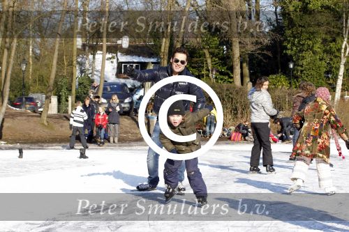 Blaricum 10 februari 2012
Jeroen v d Boom en zijn zoon Luuk aan het schaatsen bij rest Rust Wat.
Peter Smulders bv