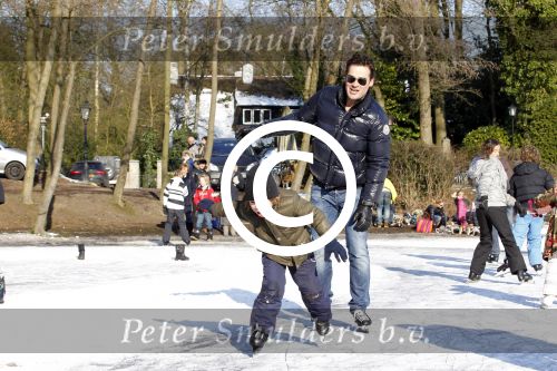 Blaricum 10 februari 2012
Jeroen v d Boom en zijn zoon Luuk aan het schaatsen bij rest Rust Wat.
Peter Smulders bv